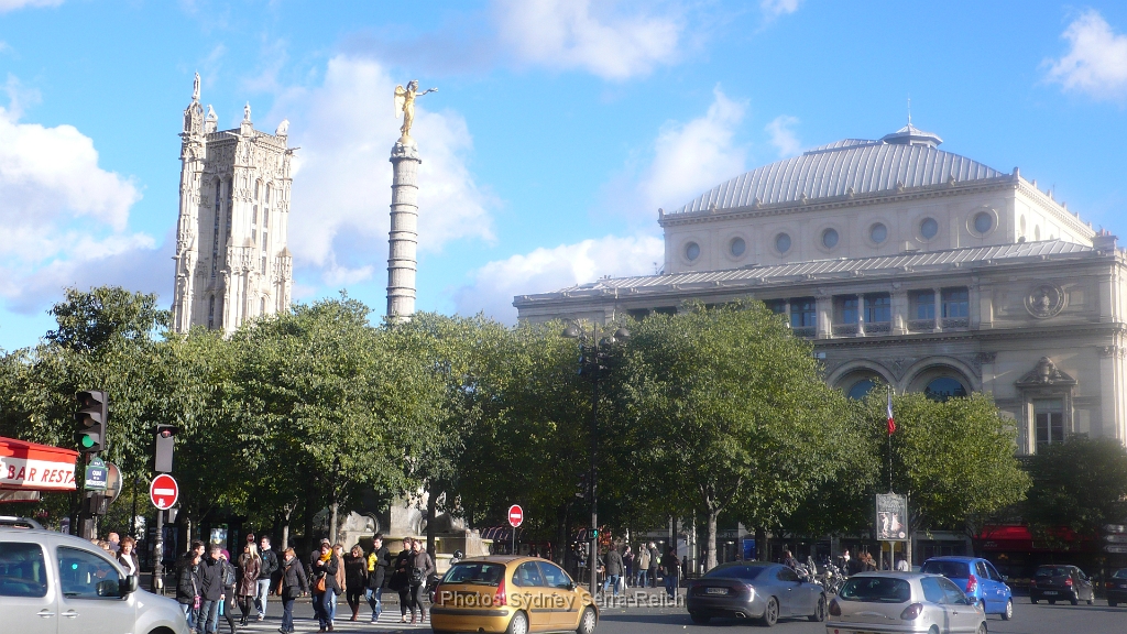 Place du Chatelet  La fontaine du Palmier  theatre de la ville Sarah Bernhardt  on voit aussi la tour St Jacques.JPG - Place du Chatelet. La fontaine du Palmier, théâtre de la ville, Sarah Bernhardt  on voit aussi la tour St-Jacques. Le 10 novembre 2013